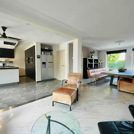 Villa Xxl House With Free Parking & 3 Bedrooms *