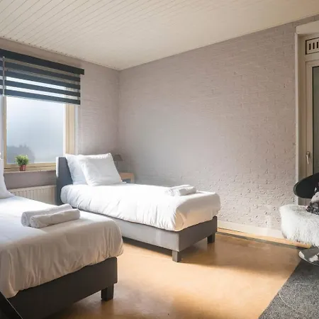 Xxl House With Free Parking & 3 Bedrooms ヴィラ ティルブルグ