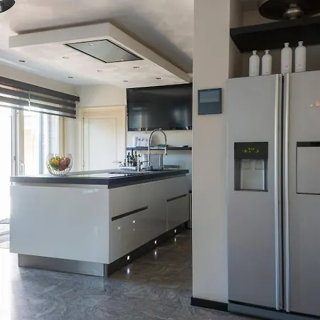 Xxl House With Free Parking & 3 Bedrooms فيلة