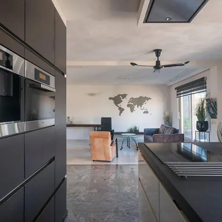 Xxl House With Free Parking & 3 Bedrooms