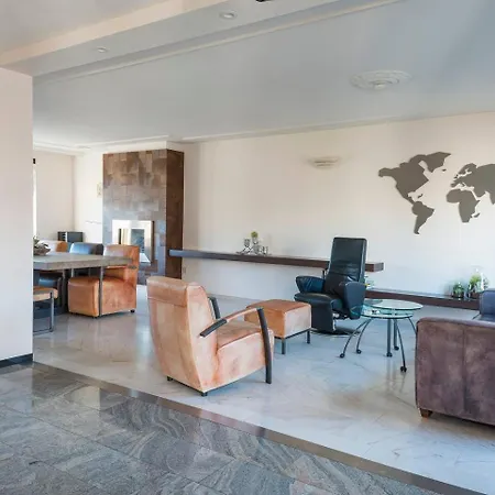 Xxl House With Free Parking & 3 Bedrooms فيلة
