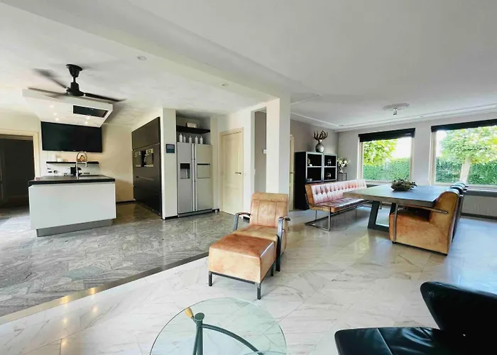 Villa Xxl House With Free Parking & 3 Bedrooms *