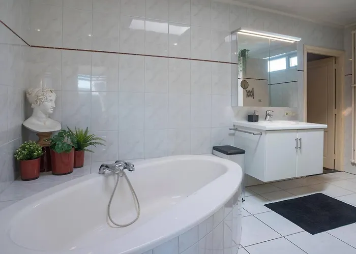 Xxl House With Free Parking & 3 Bedrooms Villa