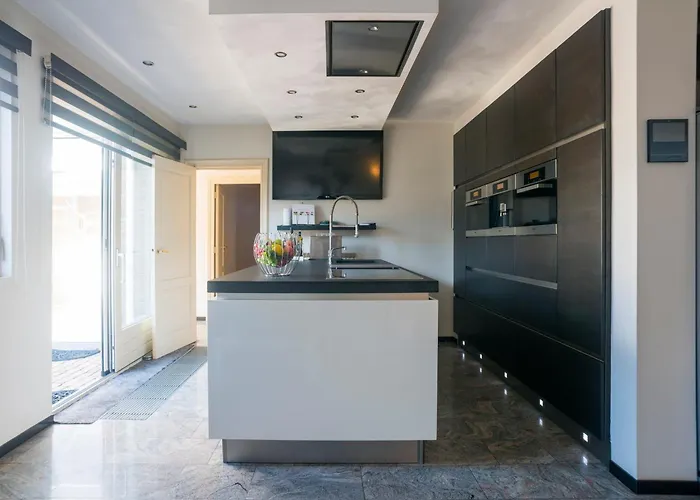 Xxl House With Free Parking & 3 Bedrooms *